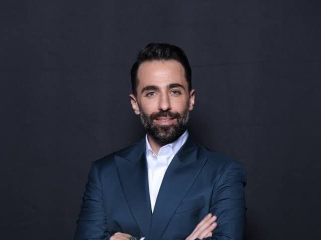 صورة غلاف مقالة محمد قيس يحتفل بالموركس دور بلحظة مؤثرة مع والدته