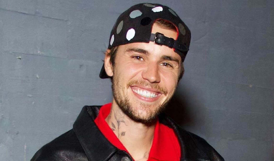 صورة غلاف مقالة جاستن بيبر يقدّم ابنه "جاك بلوز" لأول مرة في فيديو كليب عائلي دافئ