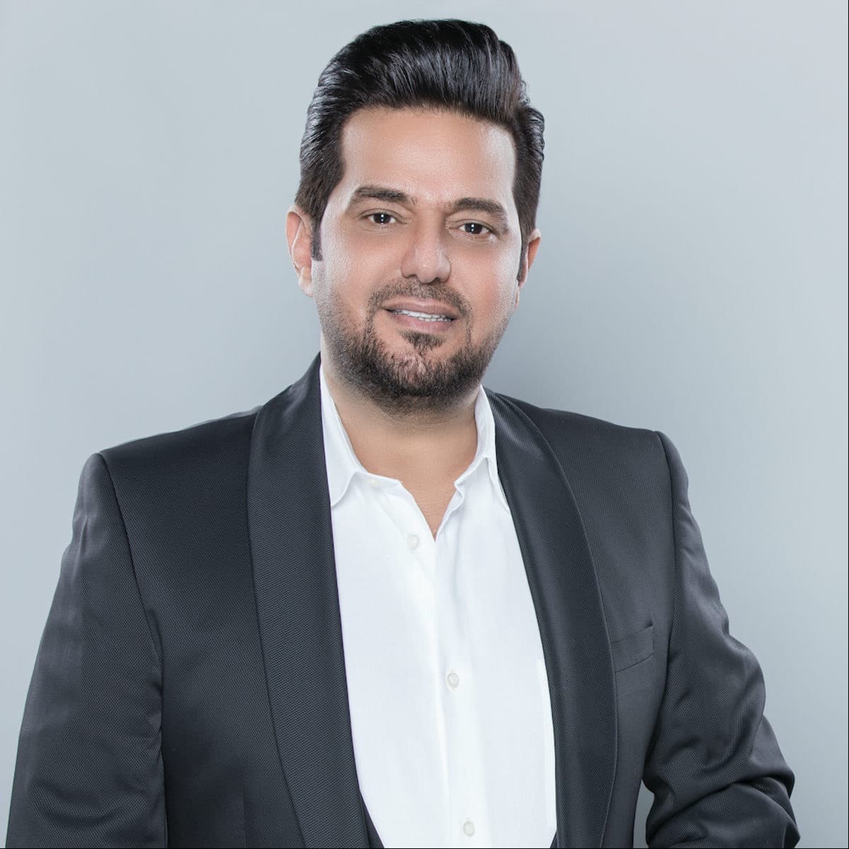 صورة غلاف مقالة حاتم العراقي يهدي العرسان أغنية جديدة بعنوان "ثوب العرس"