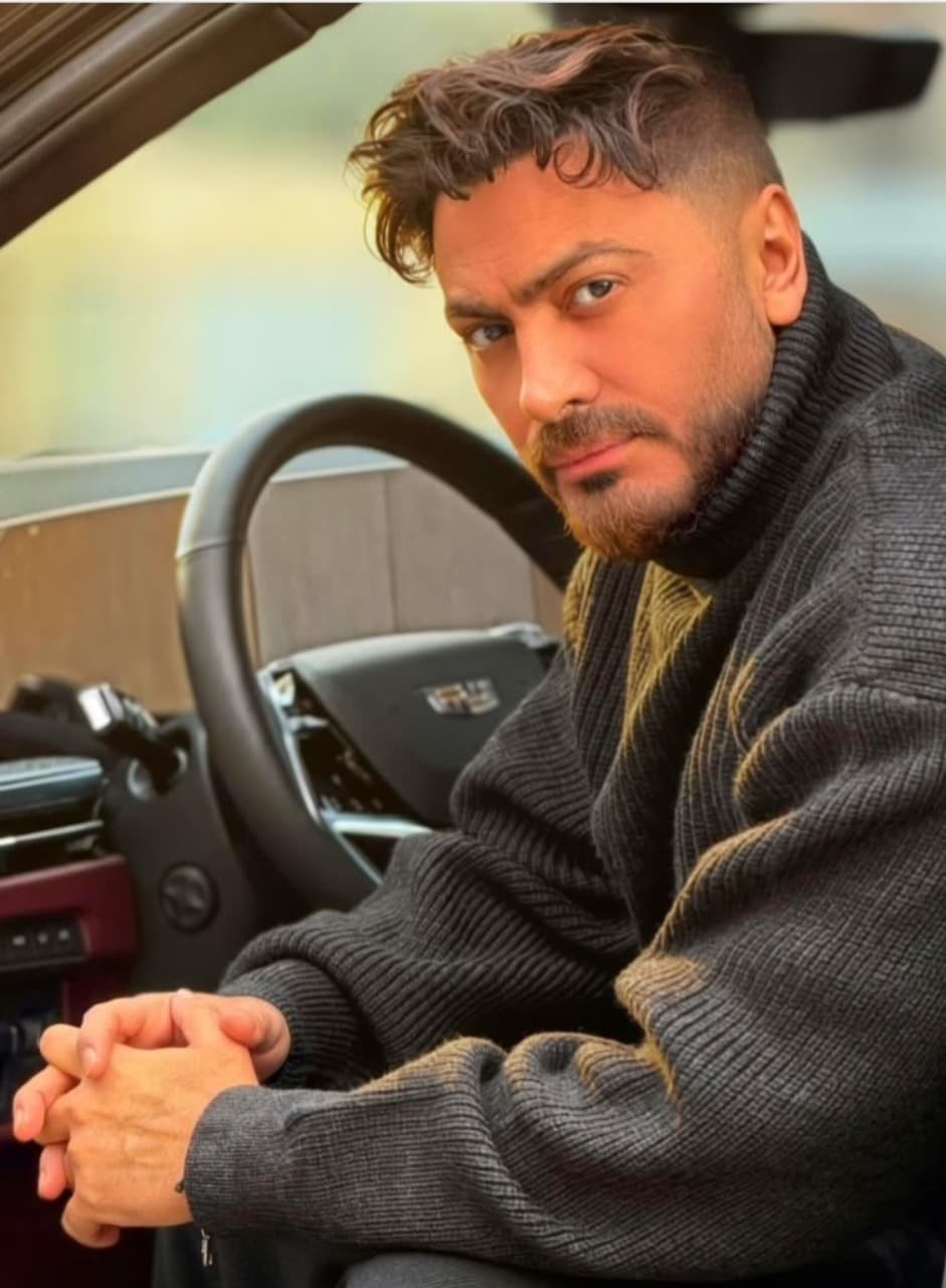 صورة غلاف مقالة تامر حسني يرقص مع السفير الفرنسي دون أن يعرفه