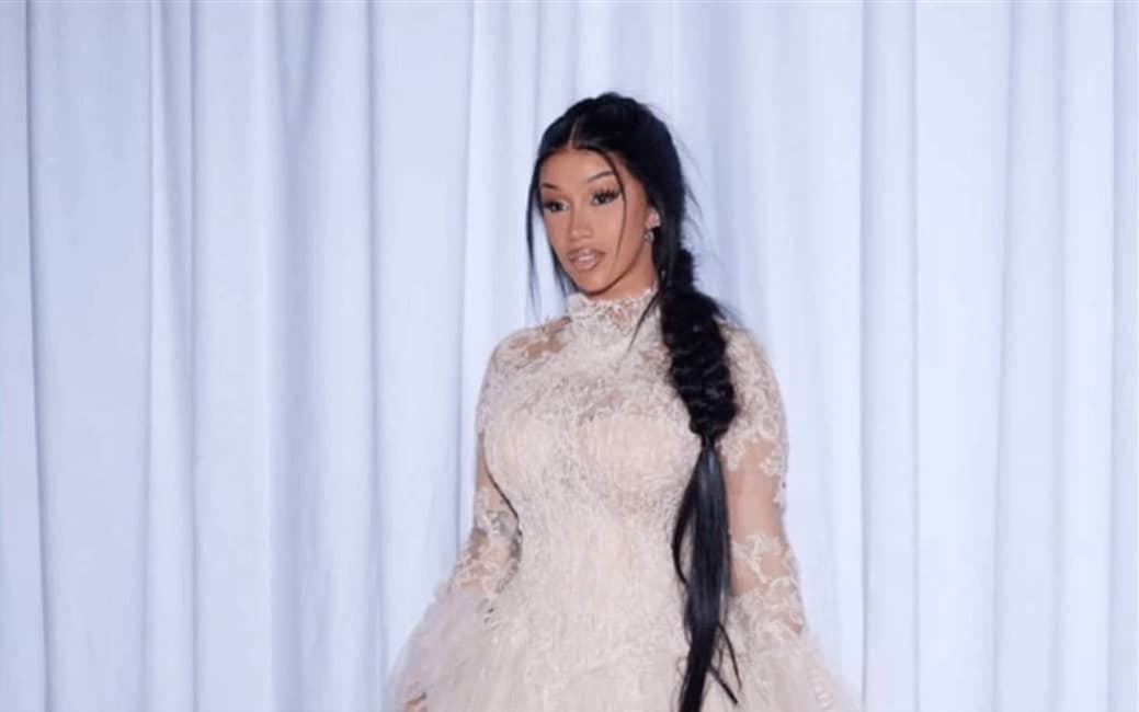 صورة غلاف مقالة كاردي بي تكشف تجربتها المؤلمة مع الرضاعة الطبيعية