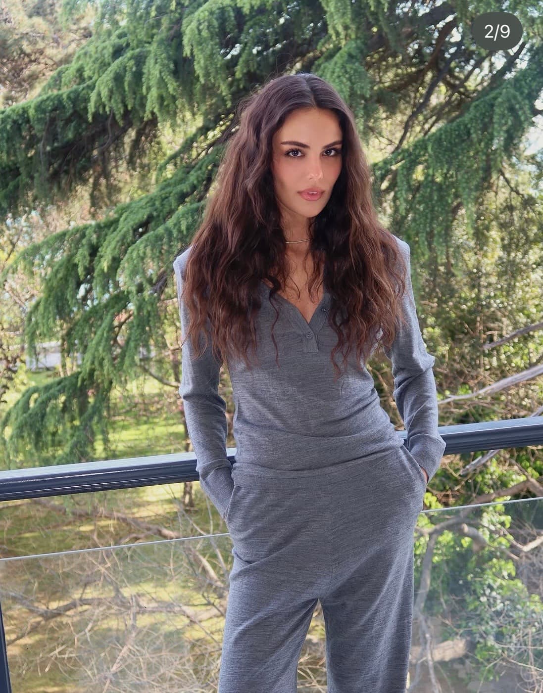 أوزغو كايا تشارك صورة رومانسية مع مراد دالكليتش برسالة طريفة