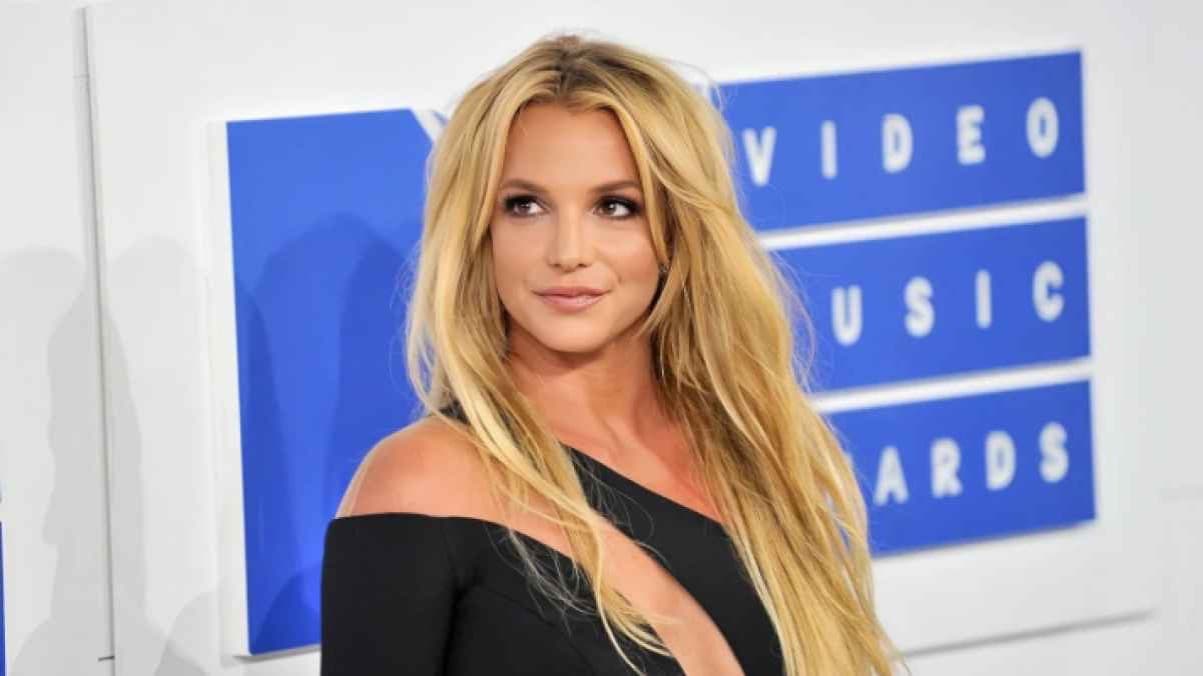 صورة غلاف مقالة بريتني سبيرز تكشف عن إصابتها بعد سقوطها أثناء الرقص