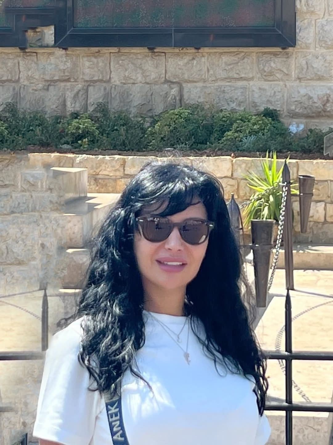 صورة غلاف مقالة رشا شربتجي برفقة زوجها في زيارة روحانية إلى دير مار شربل