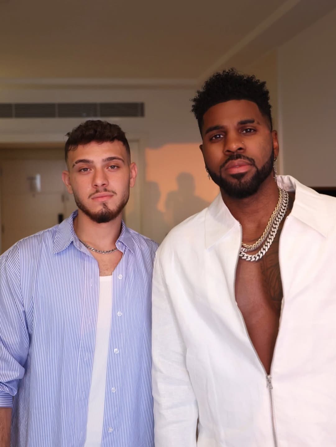 صورة غلاف مقالة الشامي يلفت الأنظار بمشاركته مع جيسون ديرولو في مهرجانات بيبلوس