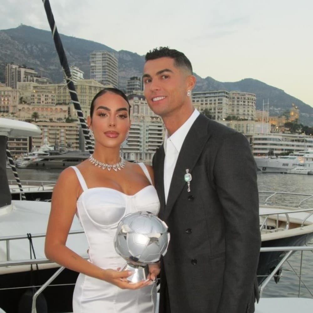 صورة غلاف مقالة كريستيانو رونالدو يكشف موعد زفافه لجورجينا رودريغيز ويستعيد ذكريات مؤلمة