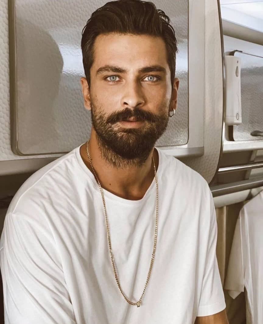 صورة غلاف مقالة أونور تونا وسيماي بارلاس في تعاون درامي جديد بعنوان "الغريب في المرآة"